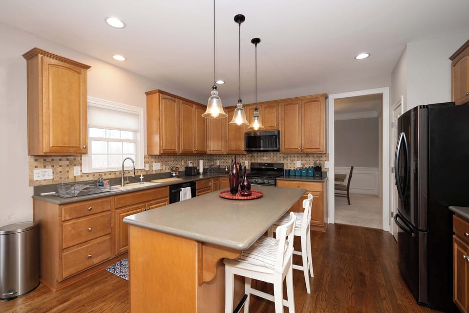 Fully equipped kitchen with additional counter seating