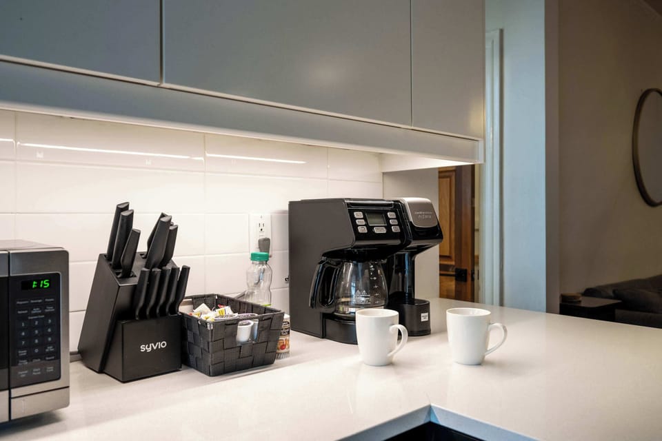 Start your day in this fully equipped kitchen ☕🍴You’ll have what you need for morning brews, quick meals, or culinary creations