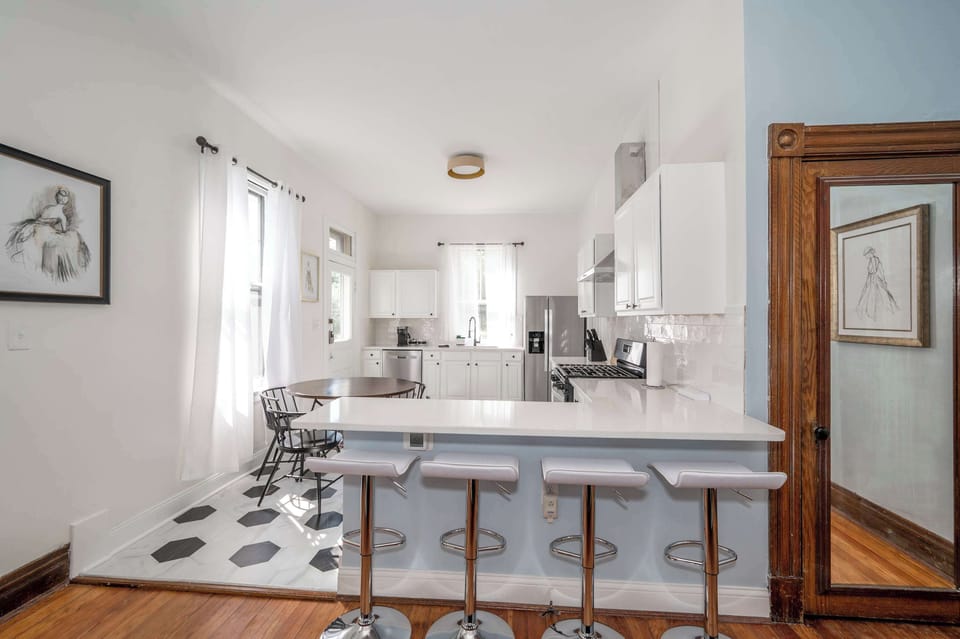 Kitchen bar counter with seating for 4