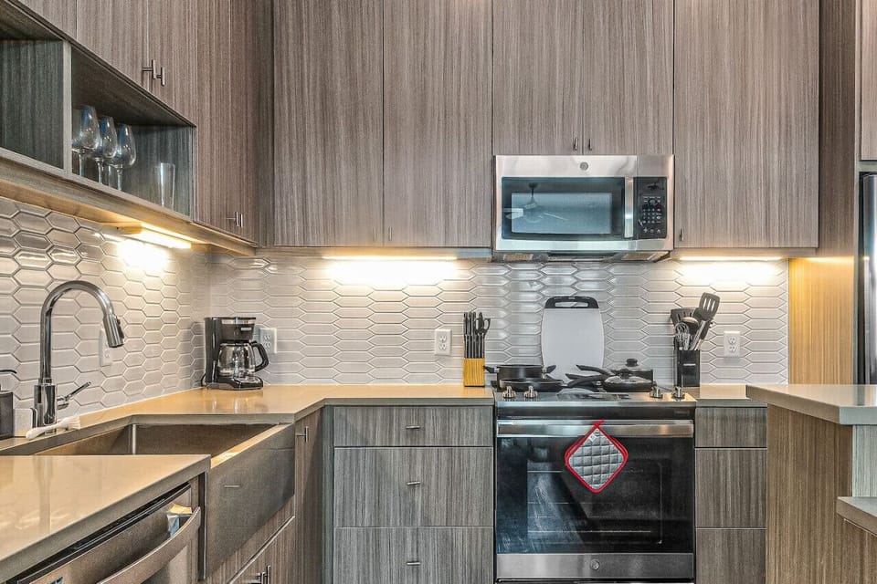 You’ll love the convenience of this fully equipped kitchen, where you can brew coffee, cook meals, or prepare snacks. The cozy layout and warm ambiance make cooking here a delightful part of your stay.