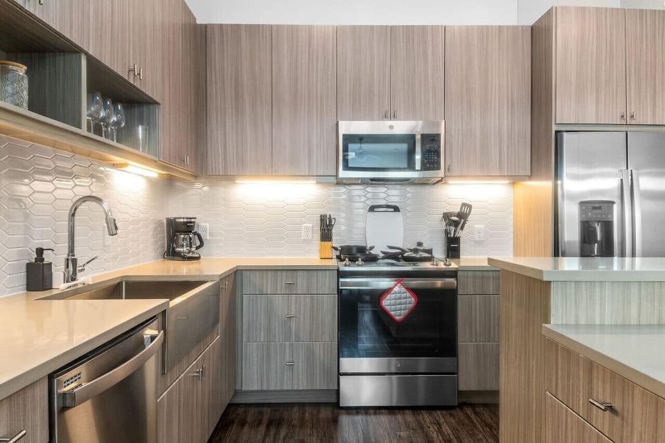 You’ll love the convenience of this fully equipped kitchen, where you can brew coffee, cook meals, or prepare snacks. The cozy layout and warm ambiance make cooking here a delightful part of your stay.