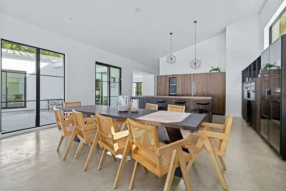 From casual breakfasts to gourmet feasts, this space is serving up style with every meal.