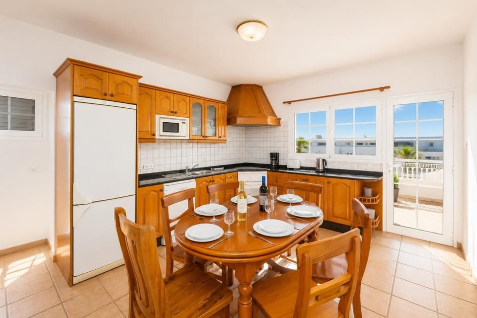 Equipped kitchen with dining area