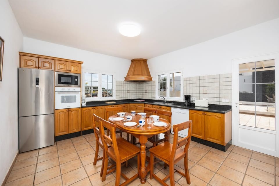 Equipped kitchen with dining area