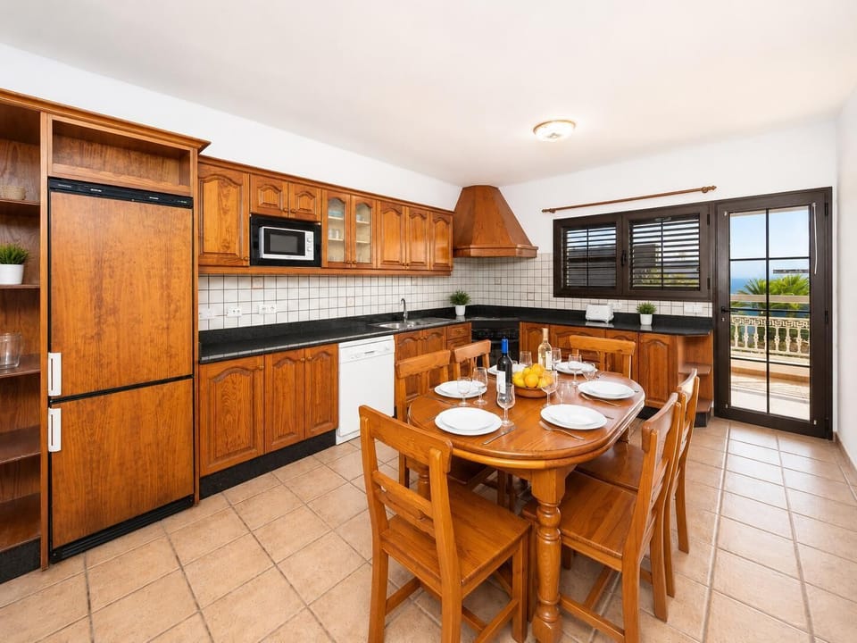 Equipped kitchen with dining area