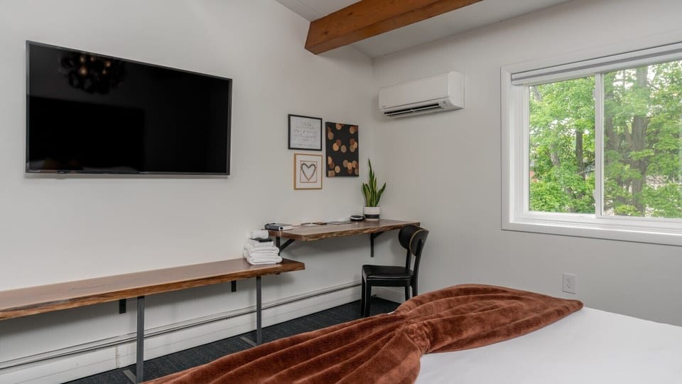 spacious desk, bench at 55` Smart TV