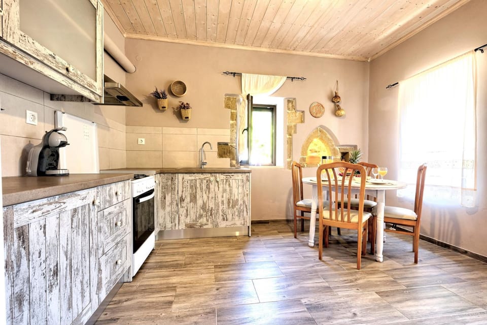 House | 2 bedrooms, desk
