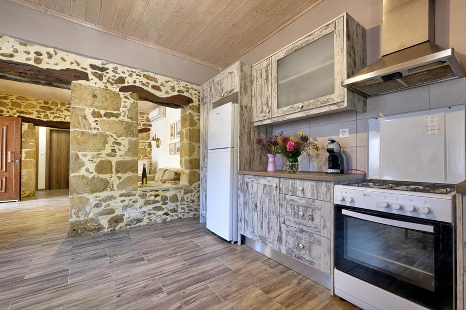 House | 2 bedrooms, desk