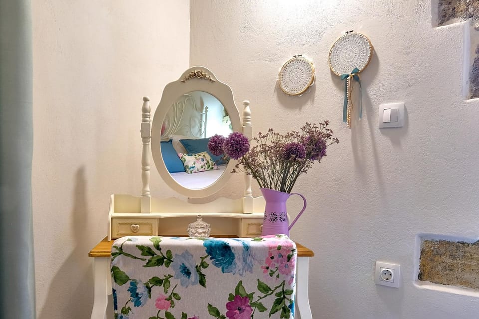 House | 2 bedrooms, desk