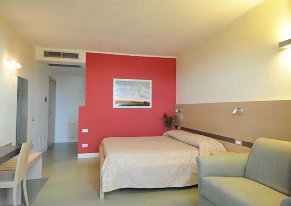 In-room safe, desk, soundproofing, free WiFi