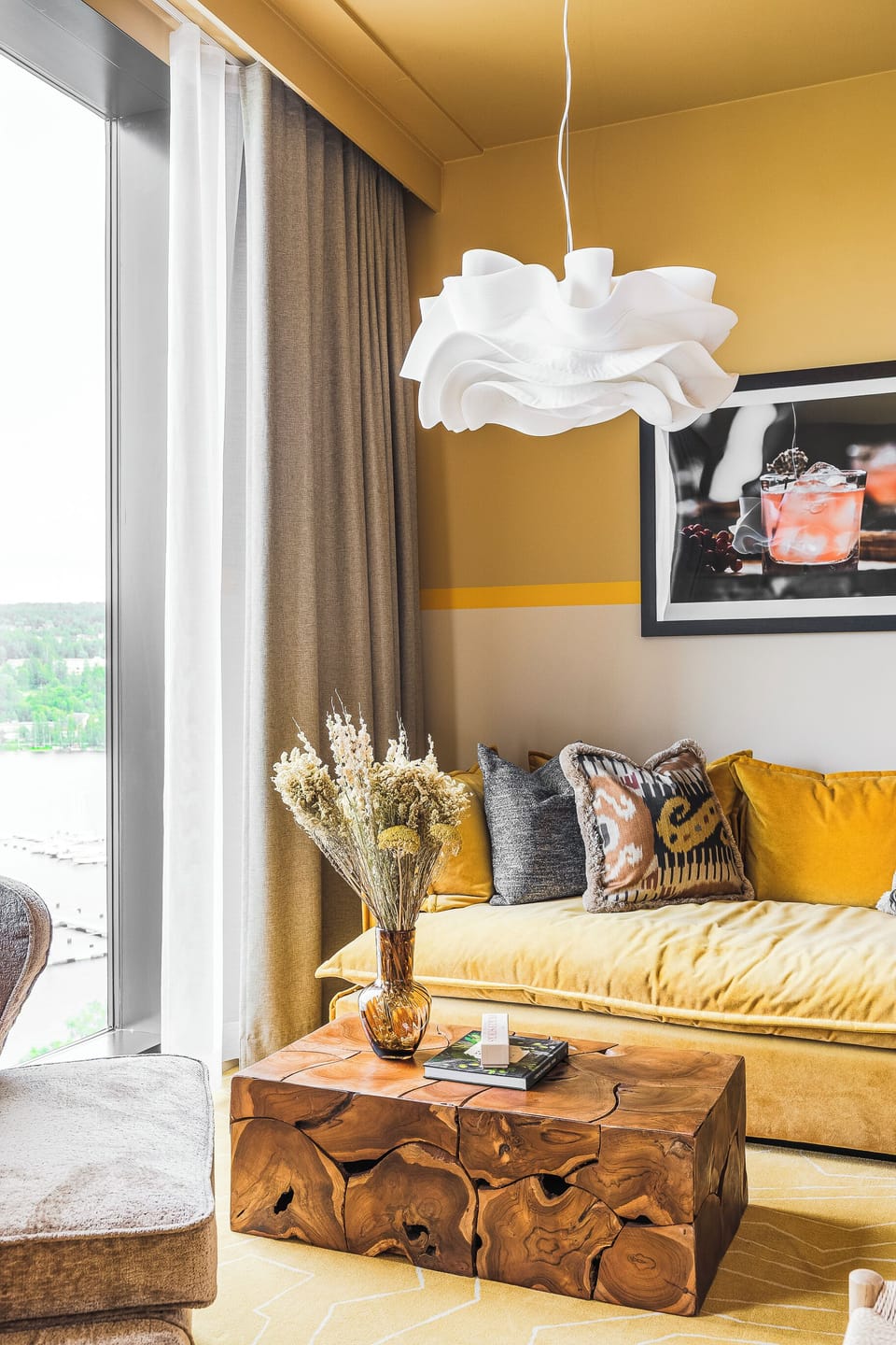 Deluxe Room | Minibar, blackout drapes, iron/ironing board, WiFi (free)