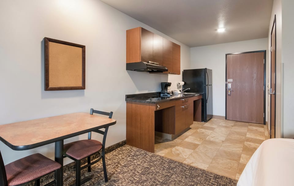 Full-size fridge, microwave, stovetop, coffee/tea maker