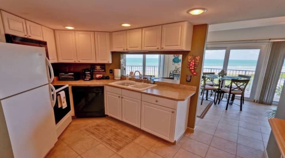 stovetop, refrigerator, oven, coffee maker, kitchen, microwave, dining, views