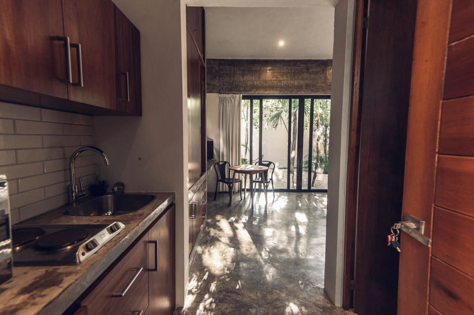 Basic Studio | Private kitchen | Microwave, stovetop, blender, coffee grinder