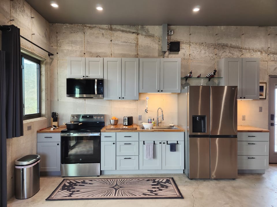 Full kitchen
