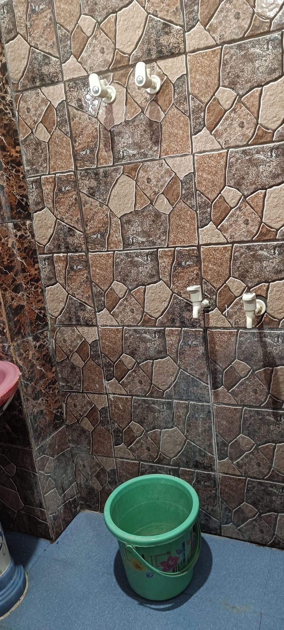Deluxe AC Room | Bathroom | Shower, towels, soap, shampoo