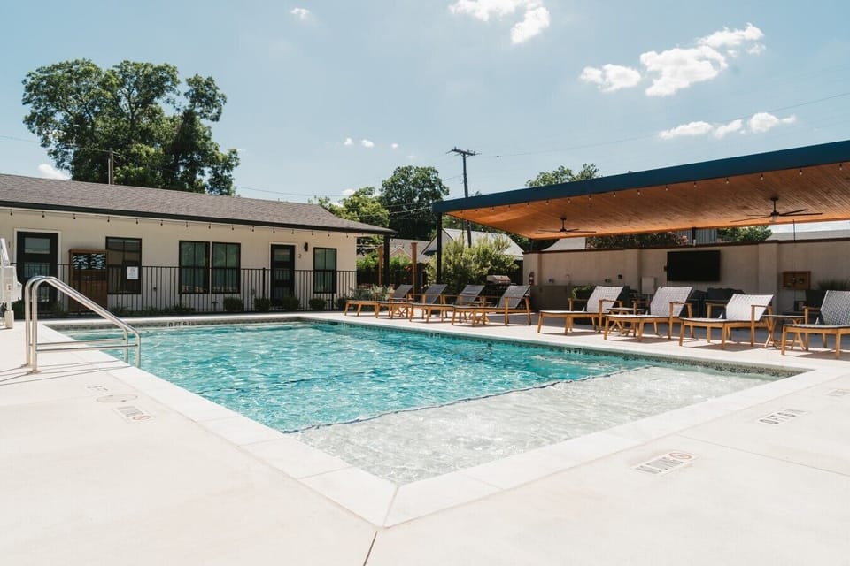 Gloria Inn - Pool & Cabana