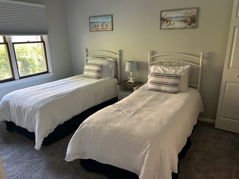 Upper East Twin Bedroom (can be converted to king bed)
