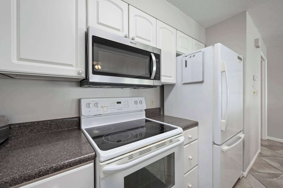 Convenience meets comfort! A full-sized fridge, dishwasher, and modern appliances make meal prep a breeze.