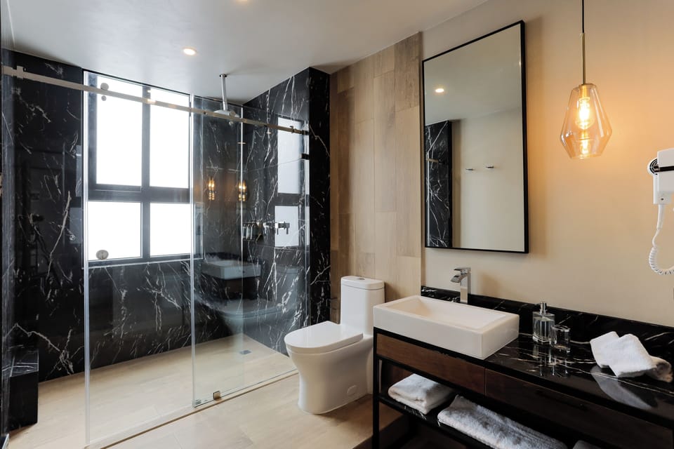 Deluxe Room, Balcony, City View | Bathroom