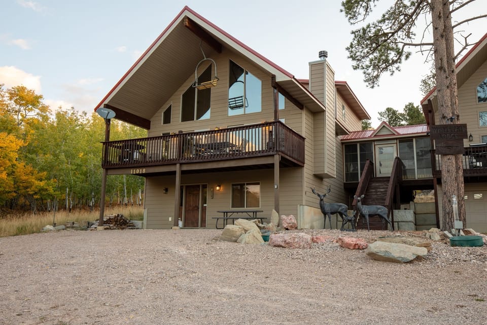 Beautifully set on Terry Peak, Whitetail Lodge welcomes you to the Black Hills.