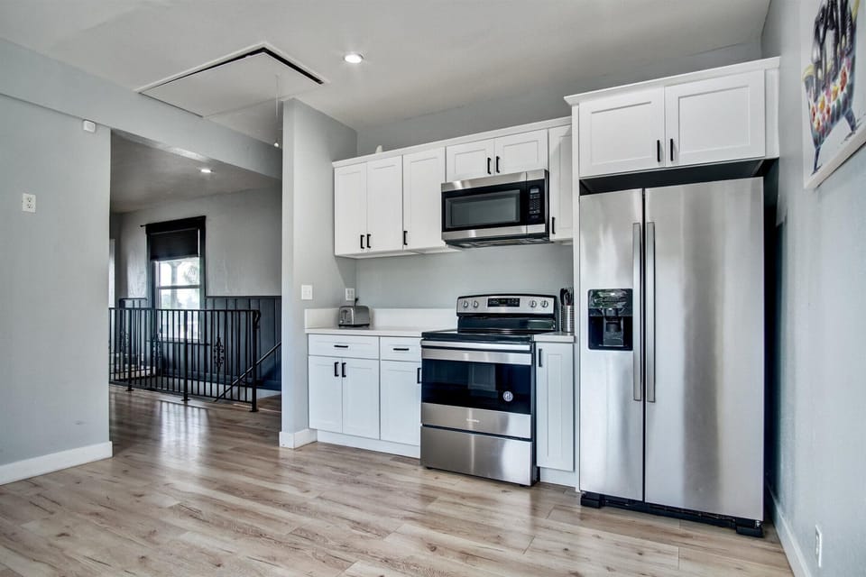 Full-size fridge, microwave, oven, stovetop