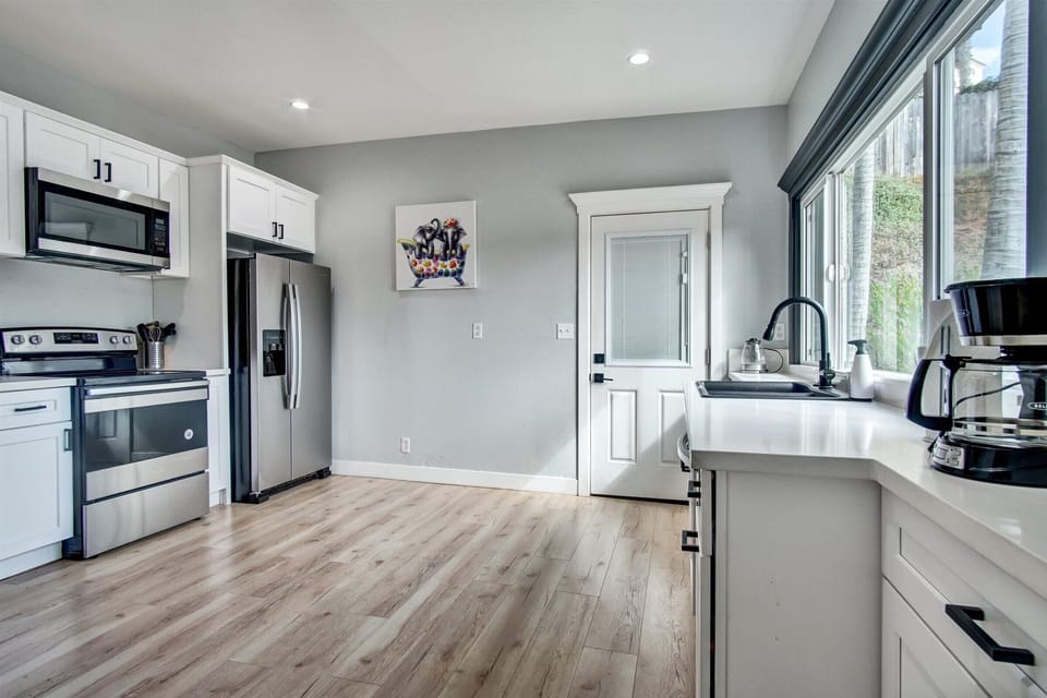 Superior House, Ocean View | Private kitchen | Full-size fridge, microwave, oven, stovetop