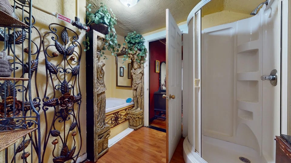 The Black Pearl Suite (3rd Floor) | Bathroom | Free toiletries, hair dryer, towels
