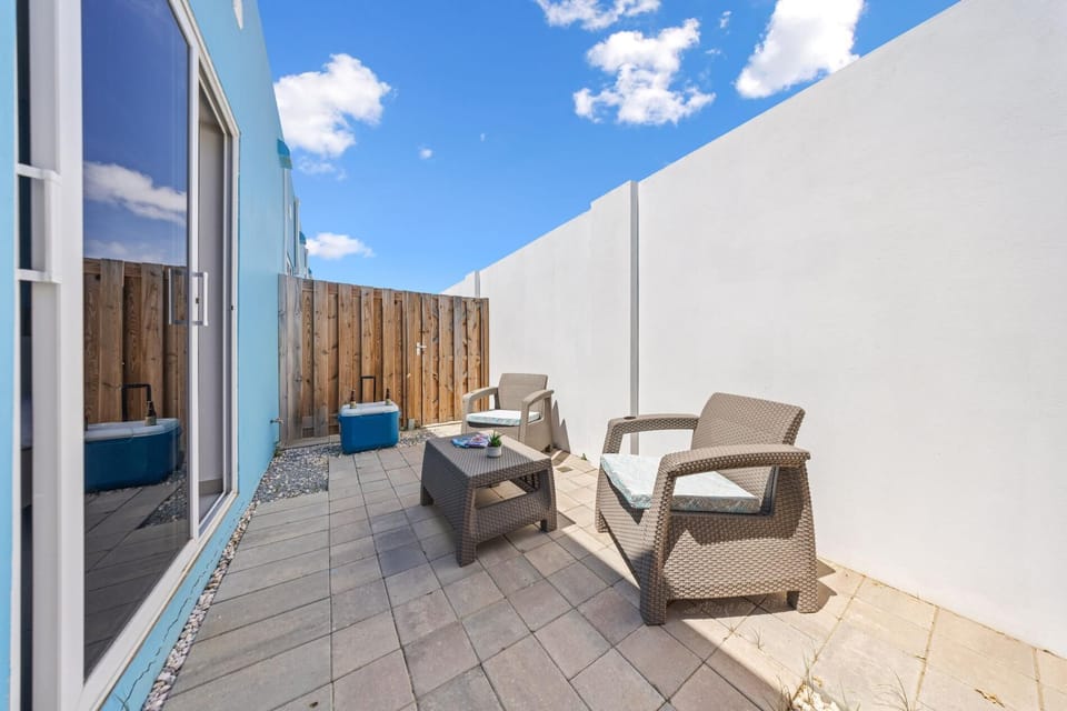 Nestled in Noord, this studio offers the ideal blend of privacy and proximity. Just a 5-minute drive to Palm Beach, enjoy nearby shopping, dining, and Aruba’s stunning beaches right at your doorstep.