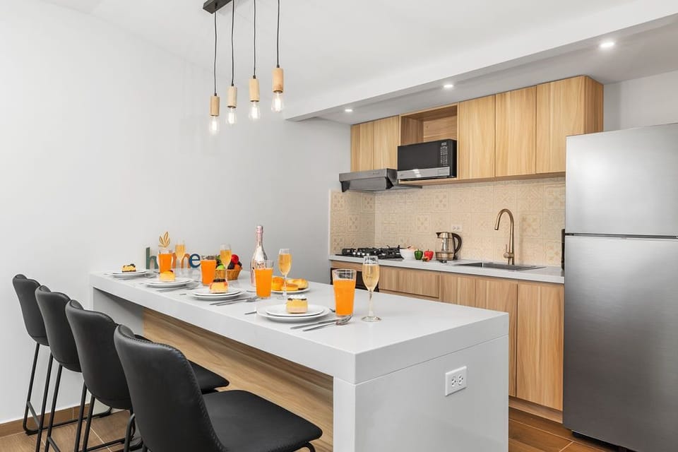Elevate your dining experience in our stylish countertop dining area! Perfect for casual meals or intimate gatherings, this space combines comfort and elegance. Enjoy your morning coffee or a delicious dinner with family and friends.