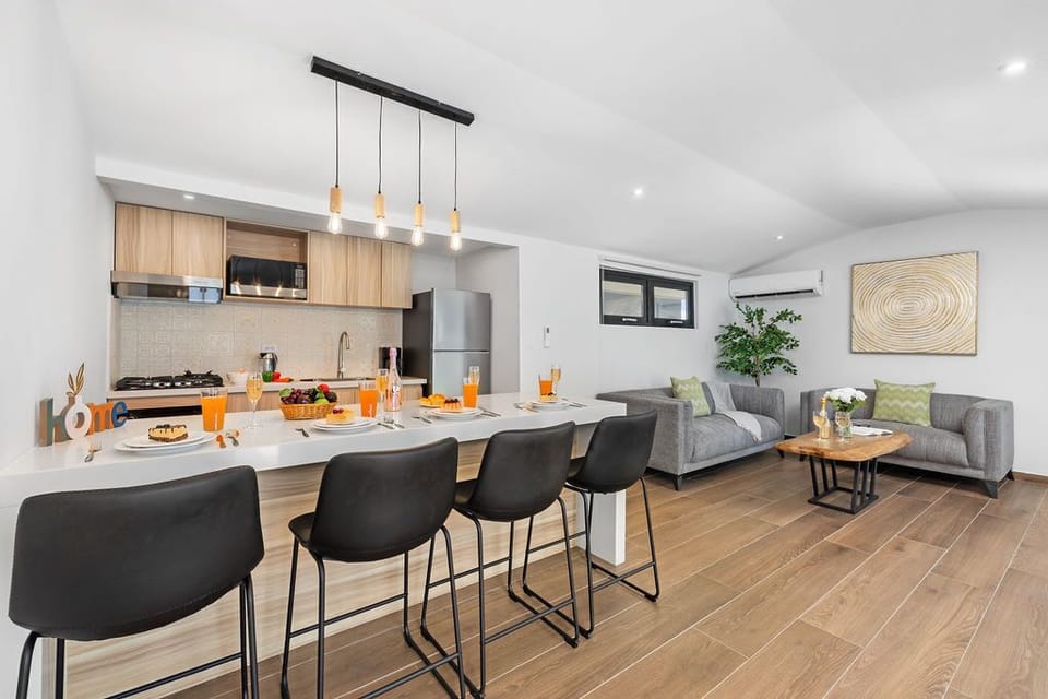 Elevate your dining experience in our stylish countertop dining area! Perfect for casual meals or intimate gatherings, this space combines comfort and elegance. Enjoy your morning coffee or a delicious dinner with family and friends.