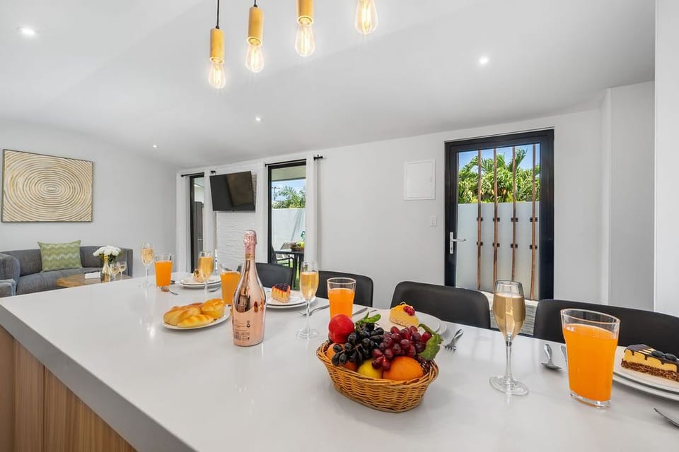 Gather around our chic countertop dining area for a memorable meal! Whether it’s a quick breakfast or a leisurely dinner with friends, this stylish spot is perfect for savoring every moment.
