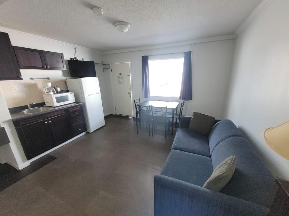 Bachelor Suite | Desk, iron/ironing board, free WiFi, bed sheets