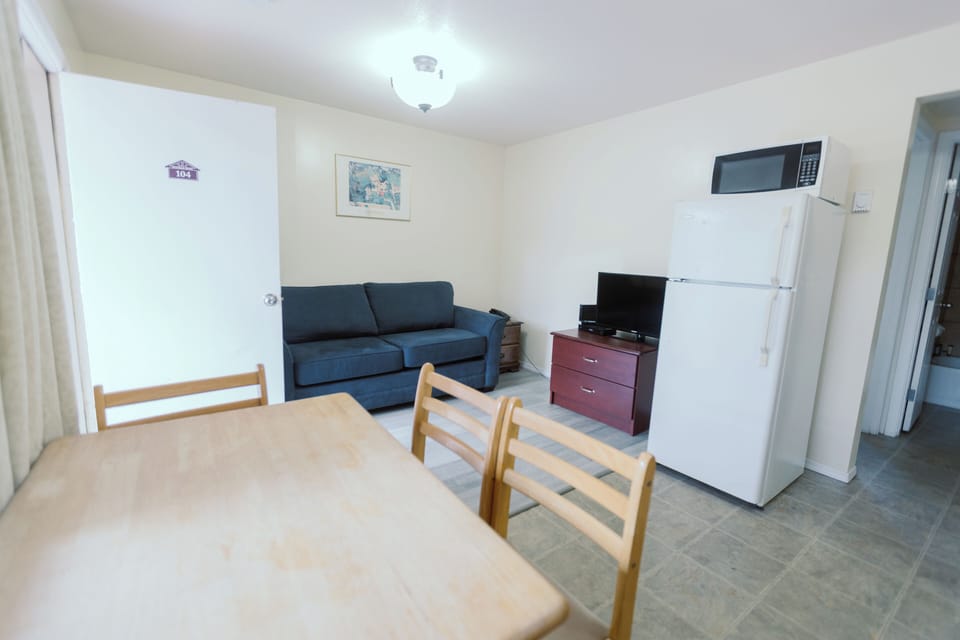 Suite, 1 Bedroom, Kitchen | Desk, iron/ironing board, free WiFi, bed sheets