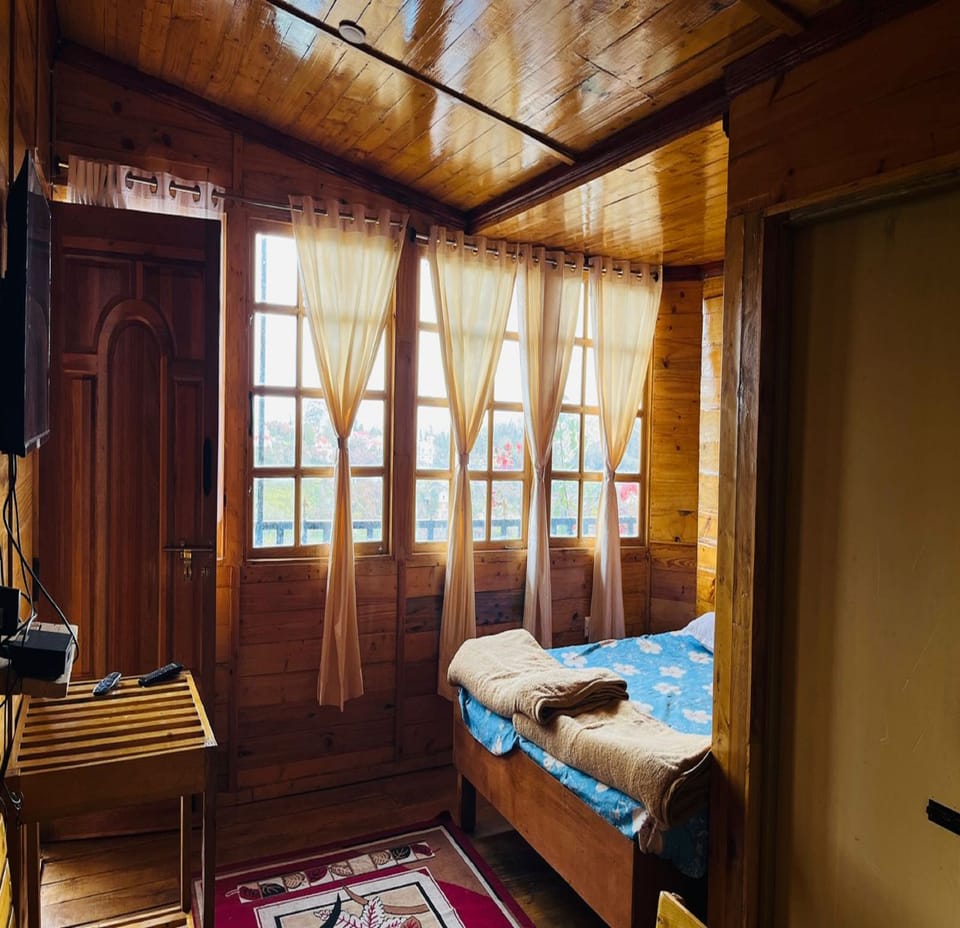 Cabin | Hypo-allergenic bedding, desk, free WiFi, bed sheets