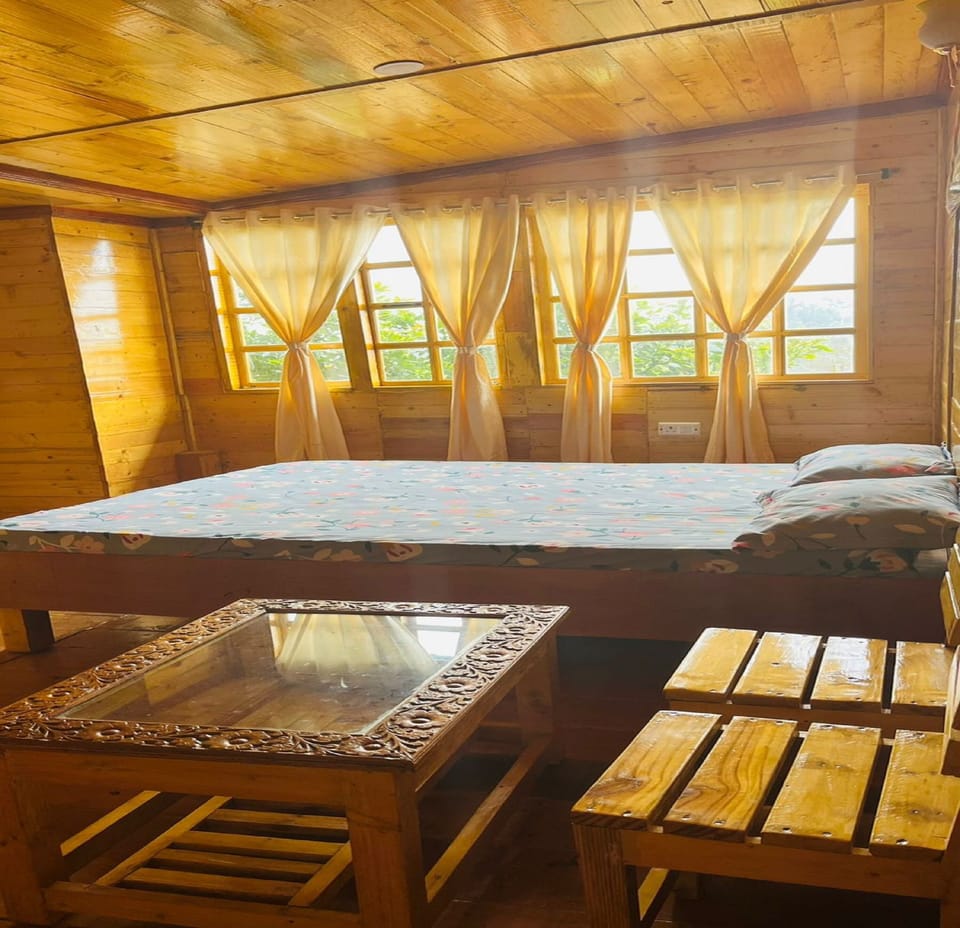 Hypo-allergenic bedding, desk, free WiFi, bed sheets