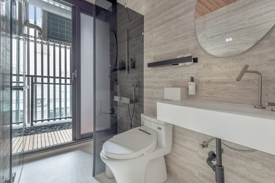 Double Room, Balcony | Bathroom | Shower, hair dryer, towels, shampoo