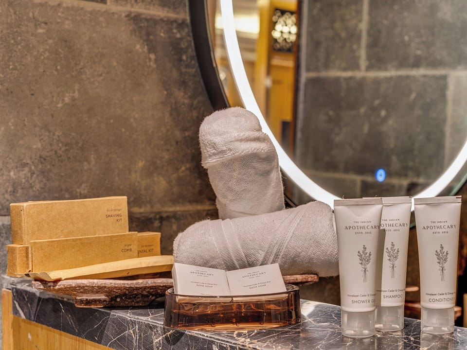 Separate tub and shower, jetted tub, free toiletries, hair dryer