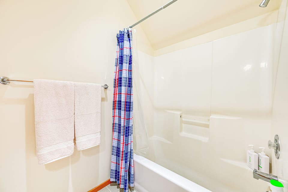 Full Bathroom | 2nd Floor