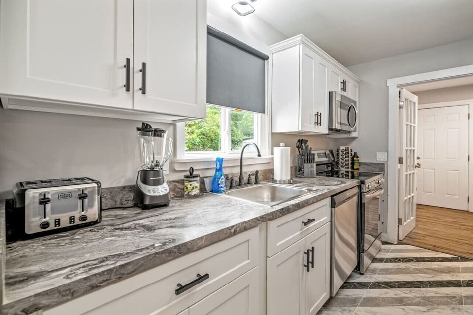 Take advantage of convenience with our 4-slice toaster and multi-speed blender to whip up fast, delicious, and healthy snacks--- ample counter space for fast and easy meal prep.