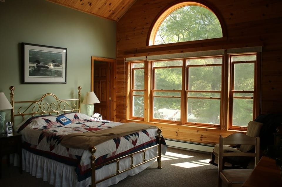 Deluxe Suite, 1 Queen Bed, Fireplace (Falls View/ Woodrush) | Premium bedding, iron/ironing board, bed sheets