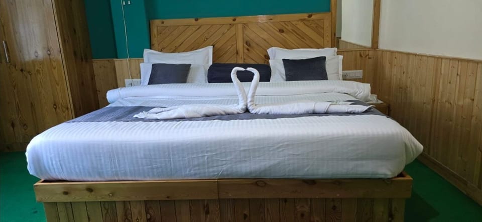 Deluxe Room, Balcony, City View | Soundproofing, bed sheets