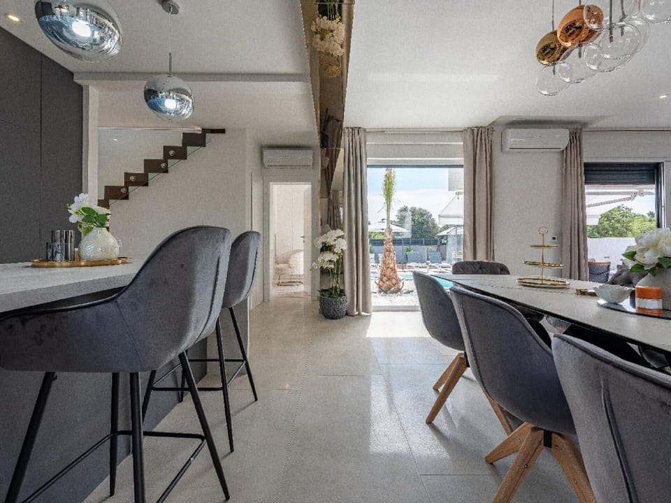 Villa | Dining