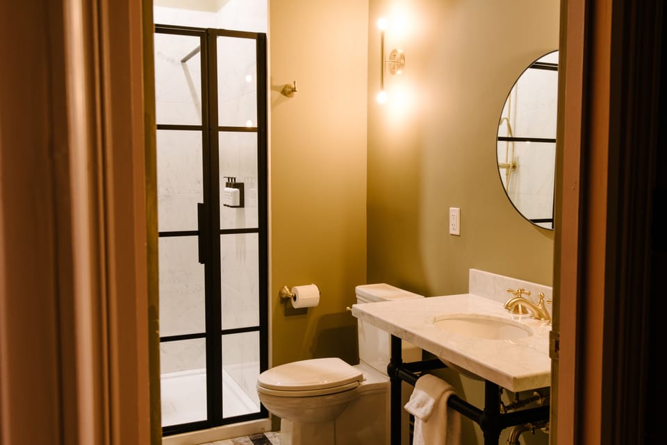 Premium Room, 1 King Bed | Bathroom | Designer toiletries, hair dryer, bathrobes, towels