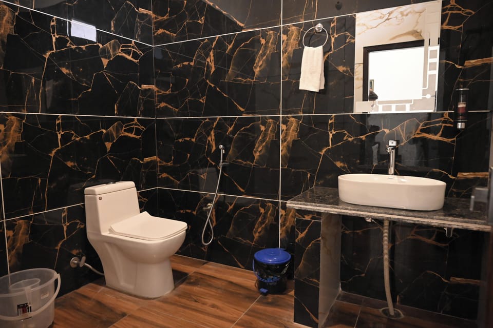 Superior Room | Bathroom | Shower, rainfall showerhead, free toiletries, slippers