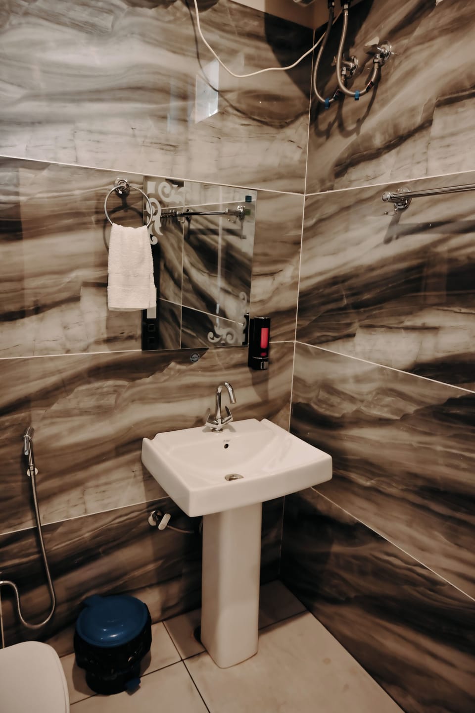 Deluxe Room | Bathroom | Shower, rainfall showerhead, free toiletries, slippers