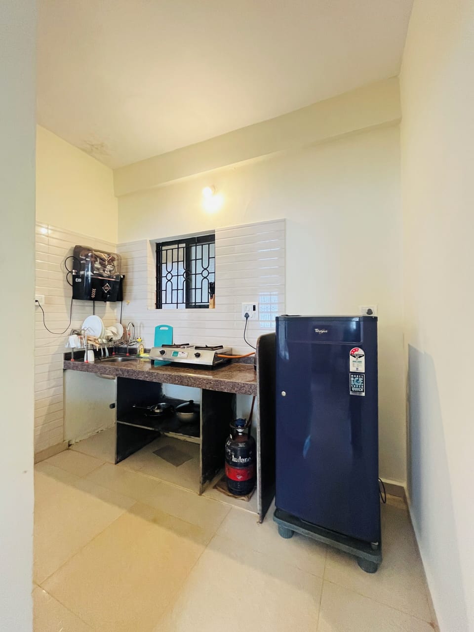 Classic Room | Private kitchen | Fridge, stovetop, cookware/dishes/utensils