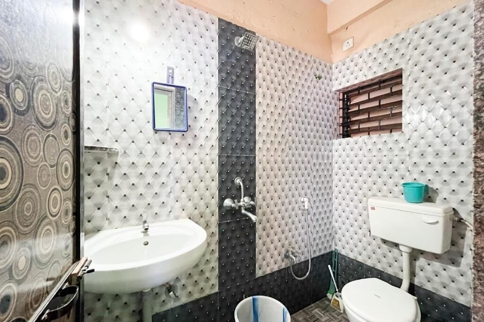 Classic Room | Bathroom | Shower, towels, soap