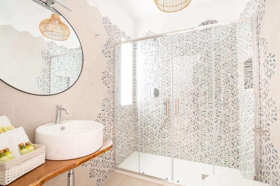 Deluxe Room, Balcony | Bathroom | Hair dryer, towels, soap, toilet paper