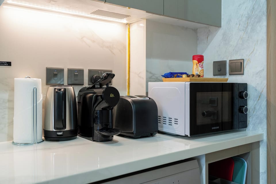 Design Studio, 1 King Bed, Kitchenette, City View | Private kitchen | Coffee/tea maker, electric kettle